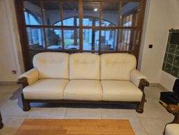 Sofa nachher mit frischem Lederbezug auf demselben Gestell