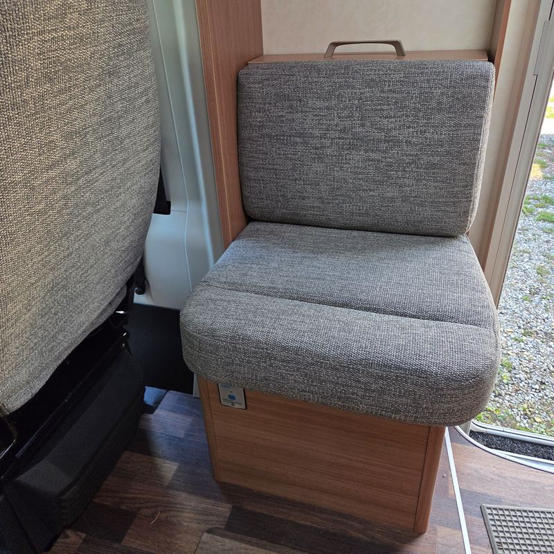 Einzelsitz an der Wohnmobiltür nachher mit neuem grauem Stoff