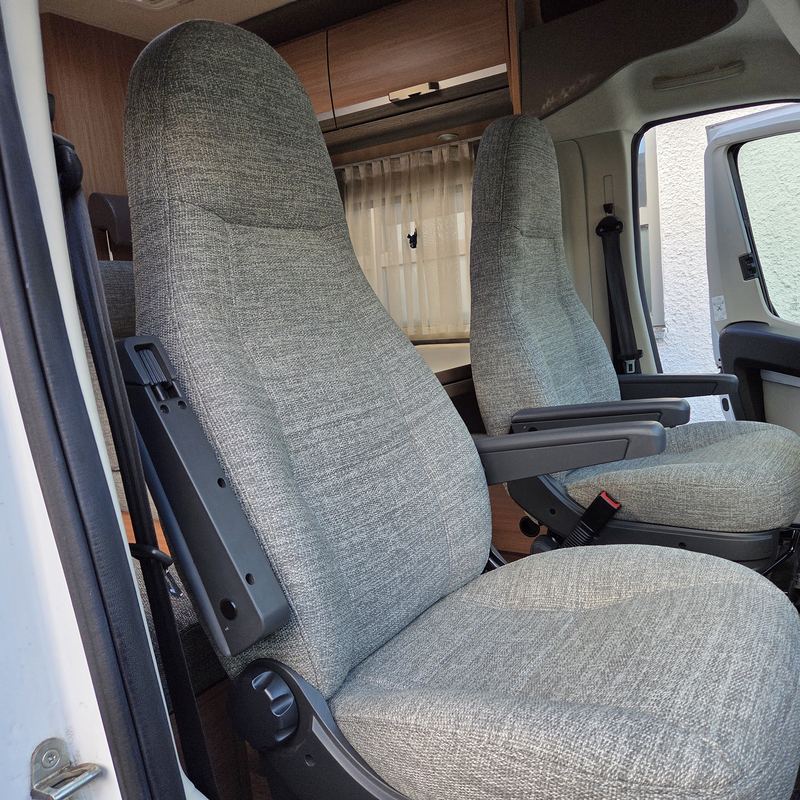 Wohnmobil-Fahrersitz nachher mit neuem grauem Bezugsstoff