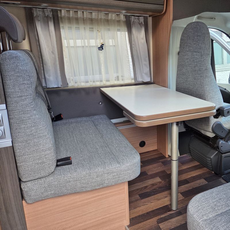 Seitenbank im Wohnmobil nachher, passend zu den übrigen Sitzen bezogen