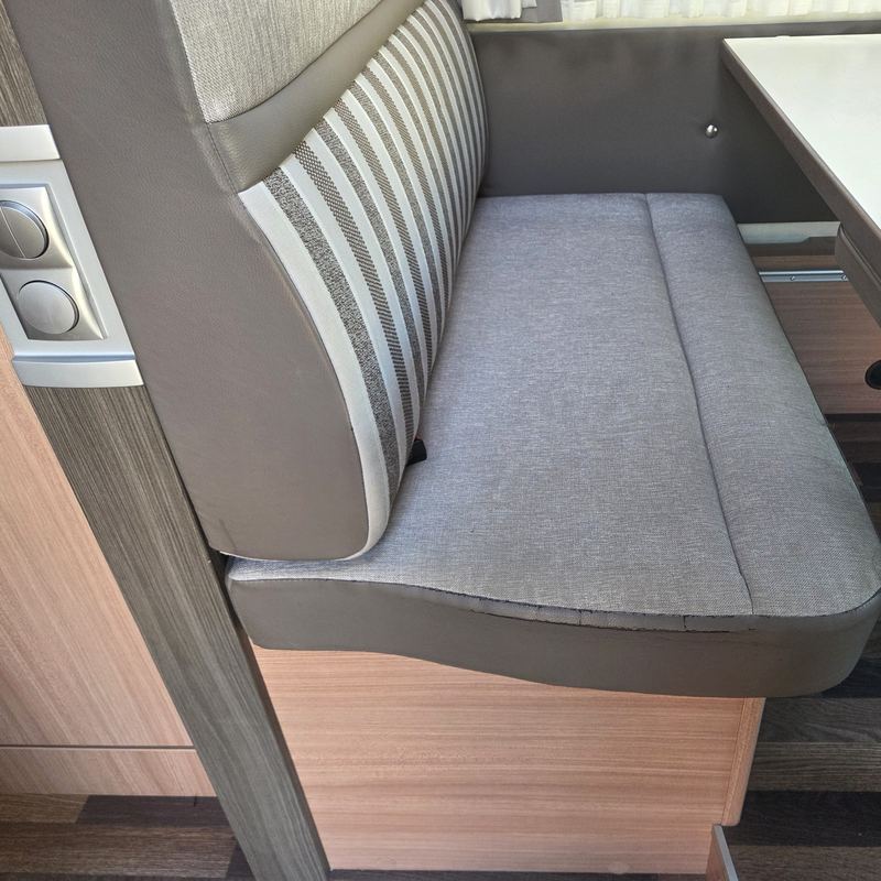 Seitenbank im Wohnmobil vorher